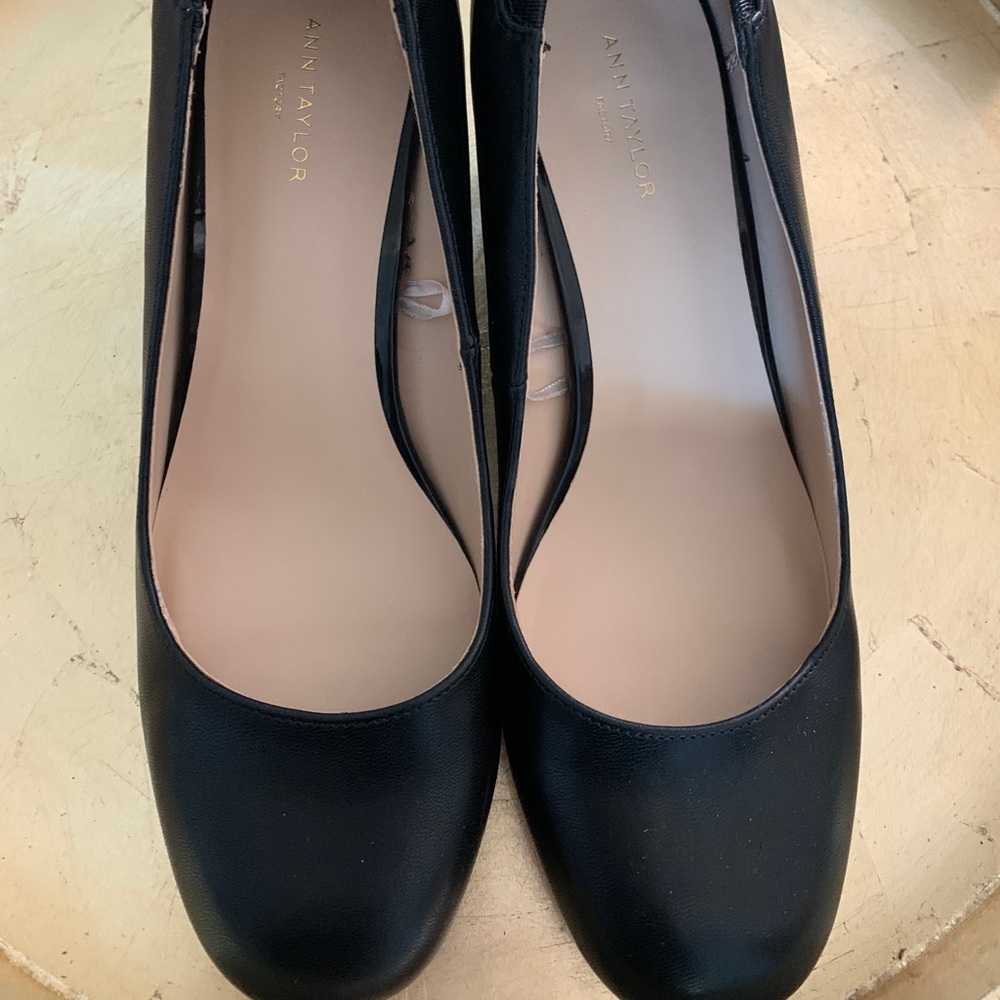 Ann Taylor black pumps